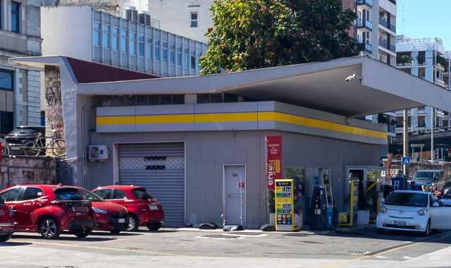 Bari, la stazione di servizio del sottopasso di Sant'Antonio?  l dal 1952 ed  un'opera d'arte